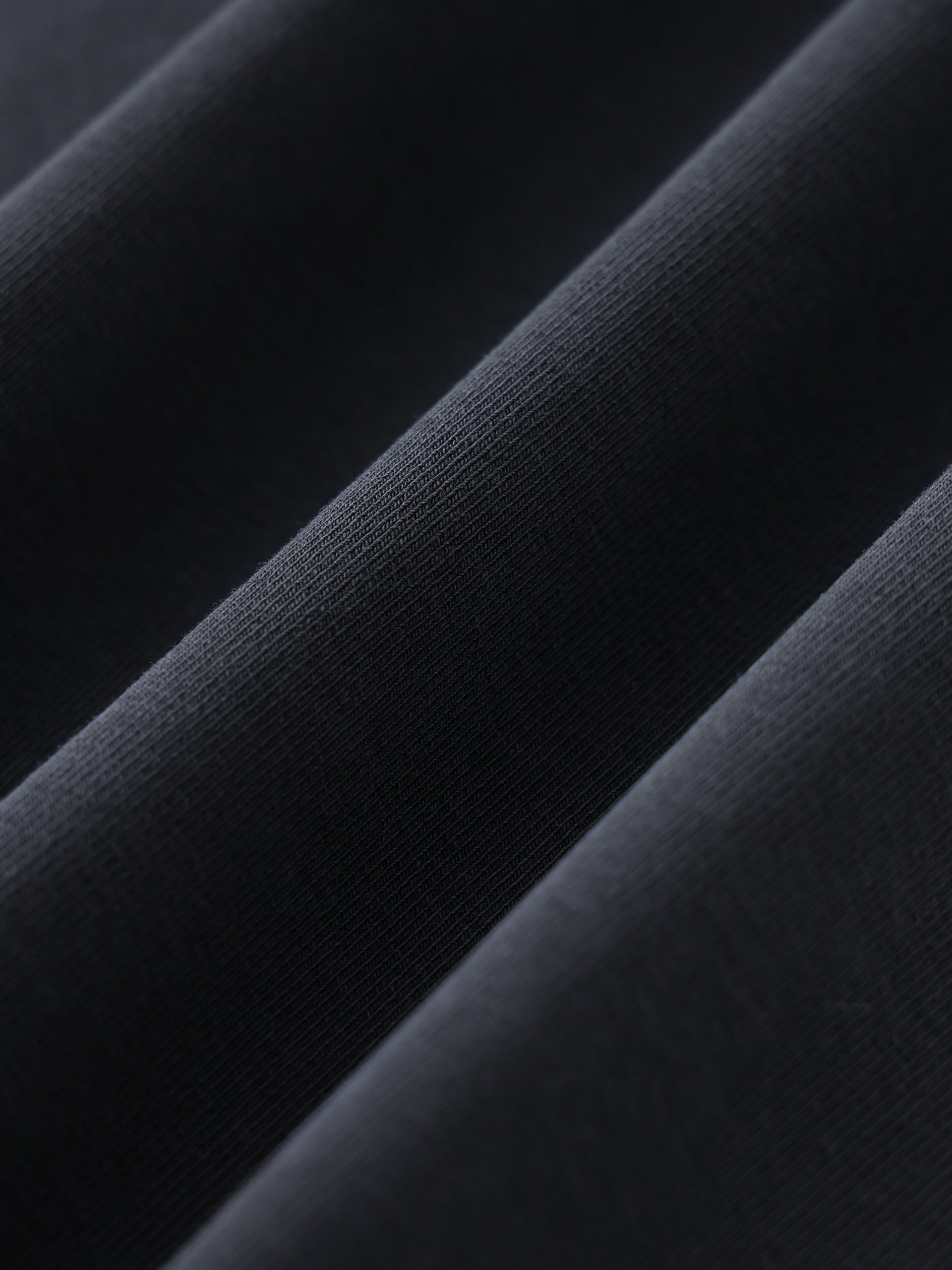 تيشيرت بقصة ضيقة مع شعار سليكز 